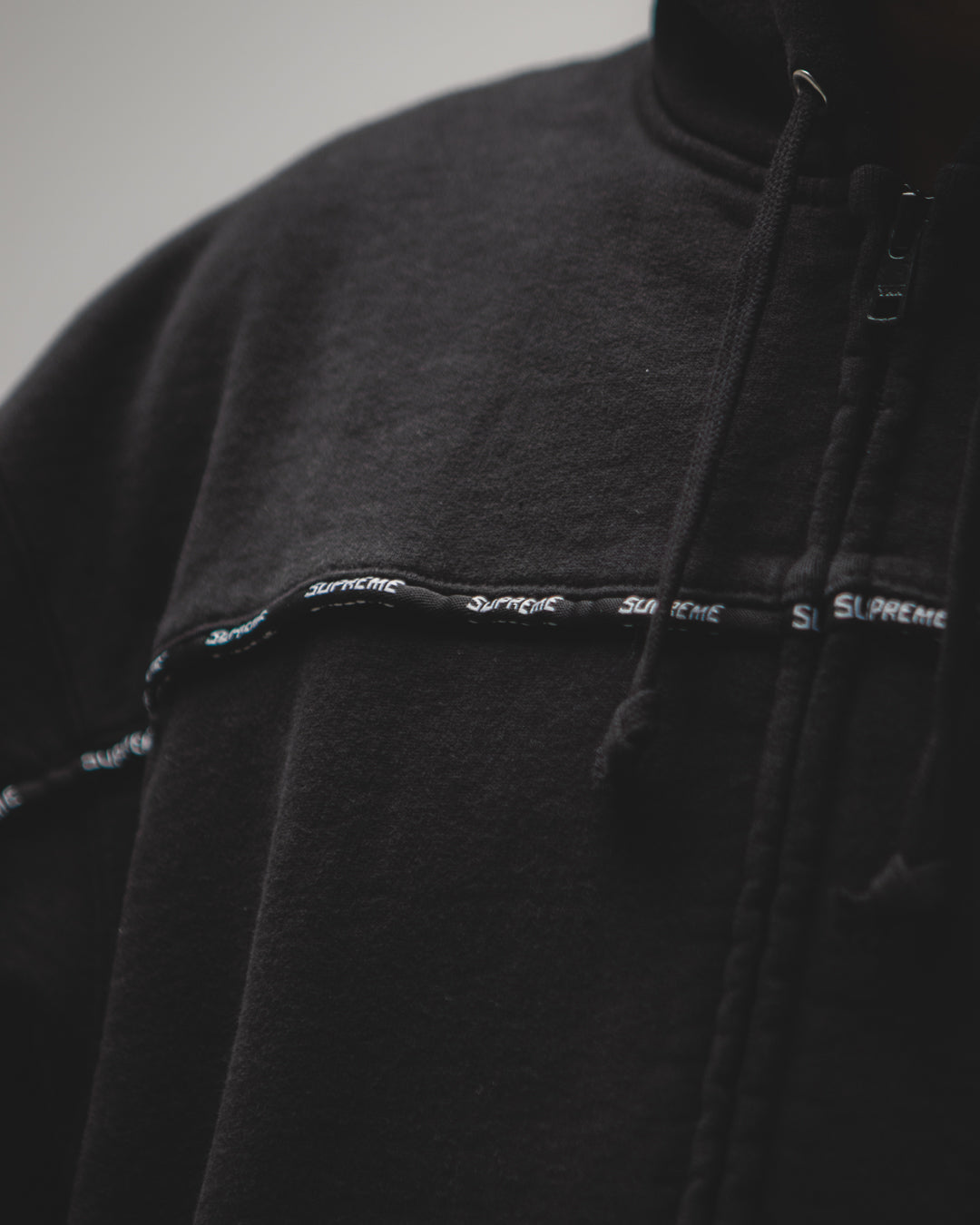 SUPREME TEXT STRIPE PIPING NEGRO