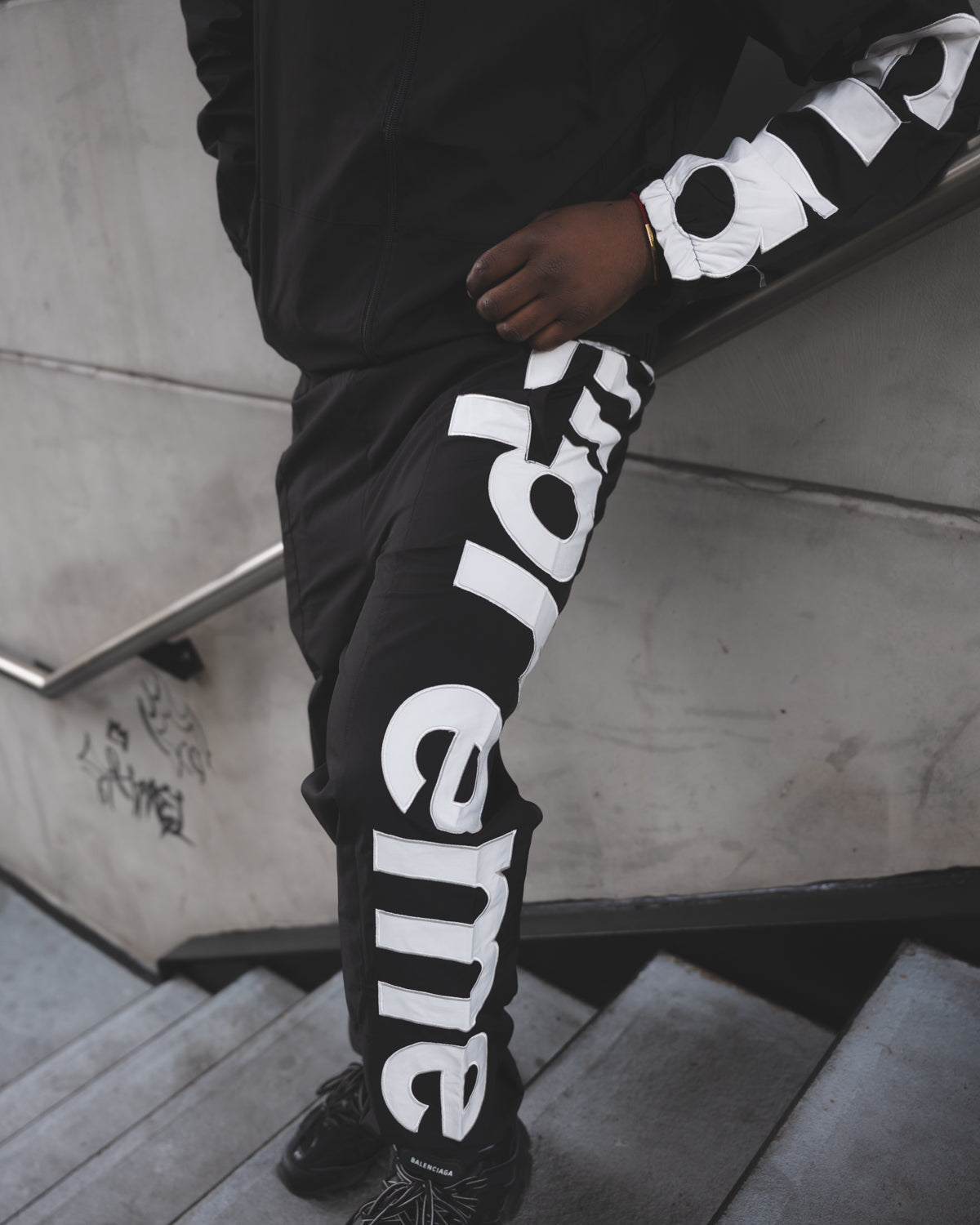 Conjunto Supreme Satin Appliqué Black