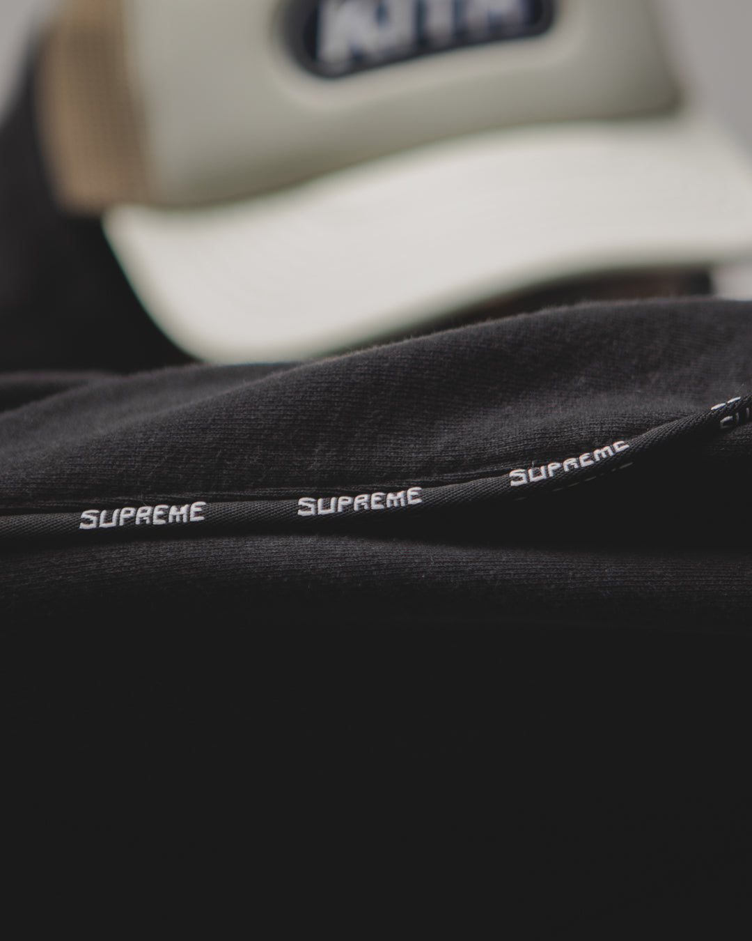 SUPREME TEXT STRIPE PIPING NEGRO