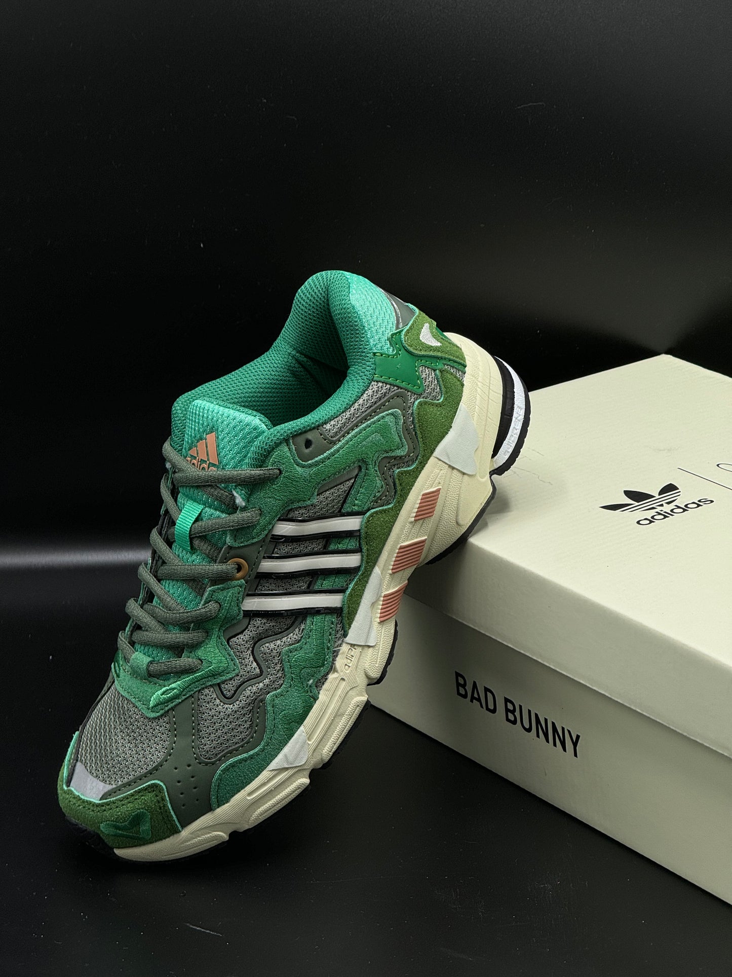 Adidas Response CL green de adidas x Bad Bunny