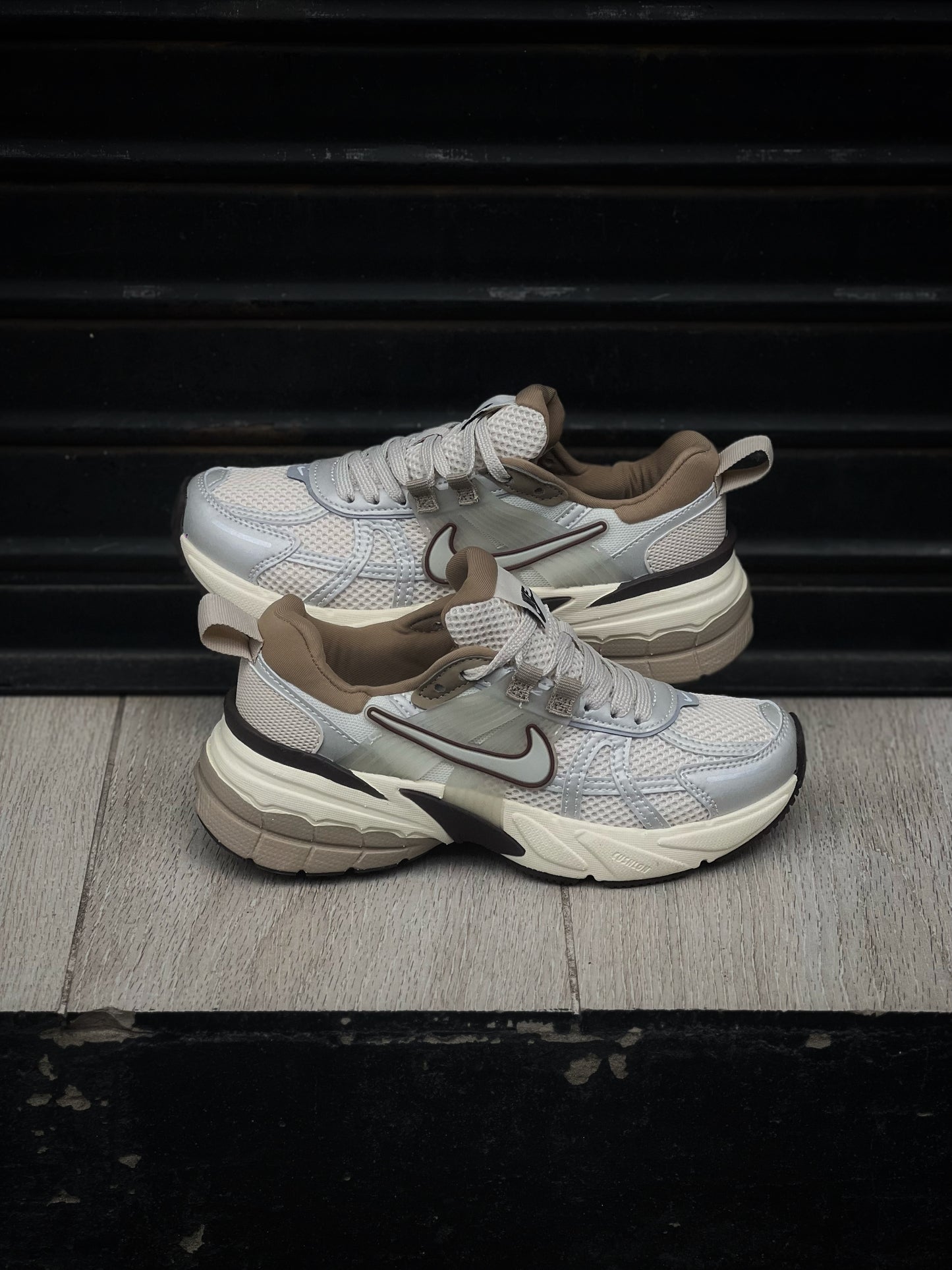 Nike v2k run light orewood brown