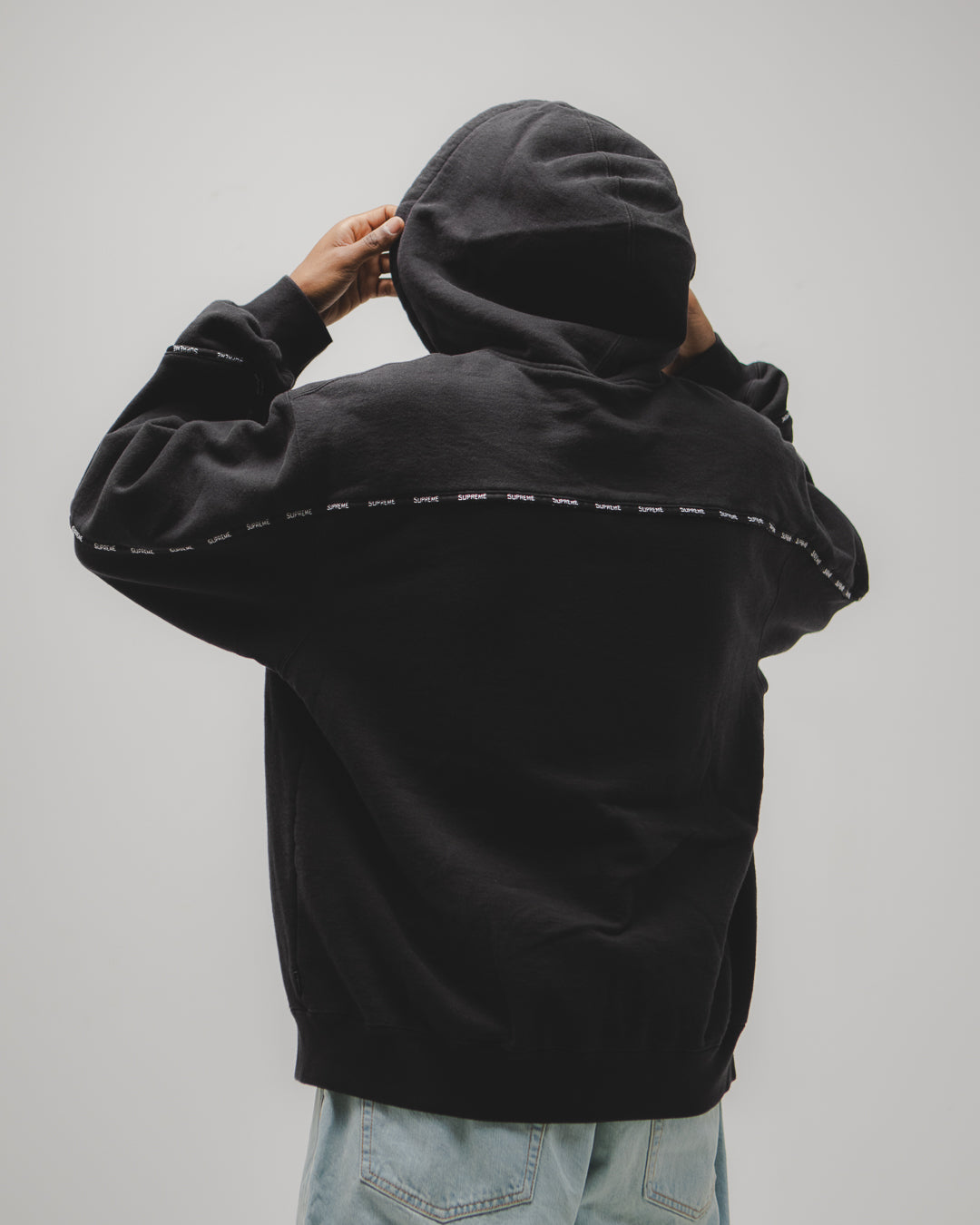 SUPREME TEXT STRIPE PIPING NEGRO