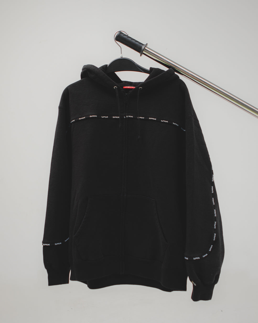 SUPREME TEXT STRIPE PIPING NEGRO