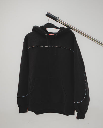 SUPREME TEXT STRIPE PIPING NEGRO