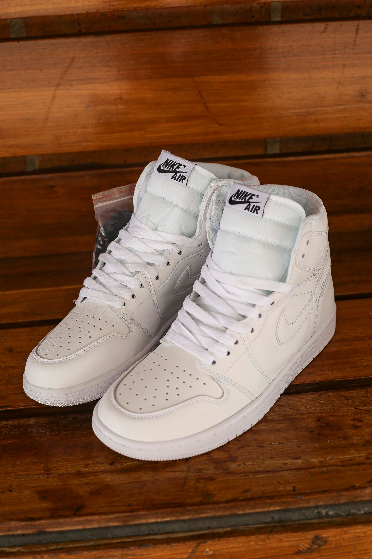 Air jordan retro 1 triple white