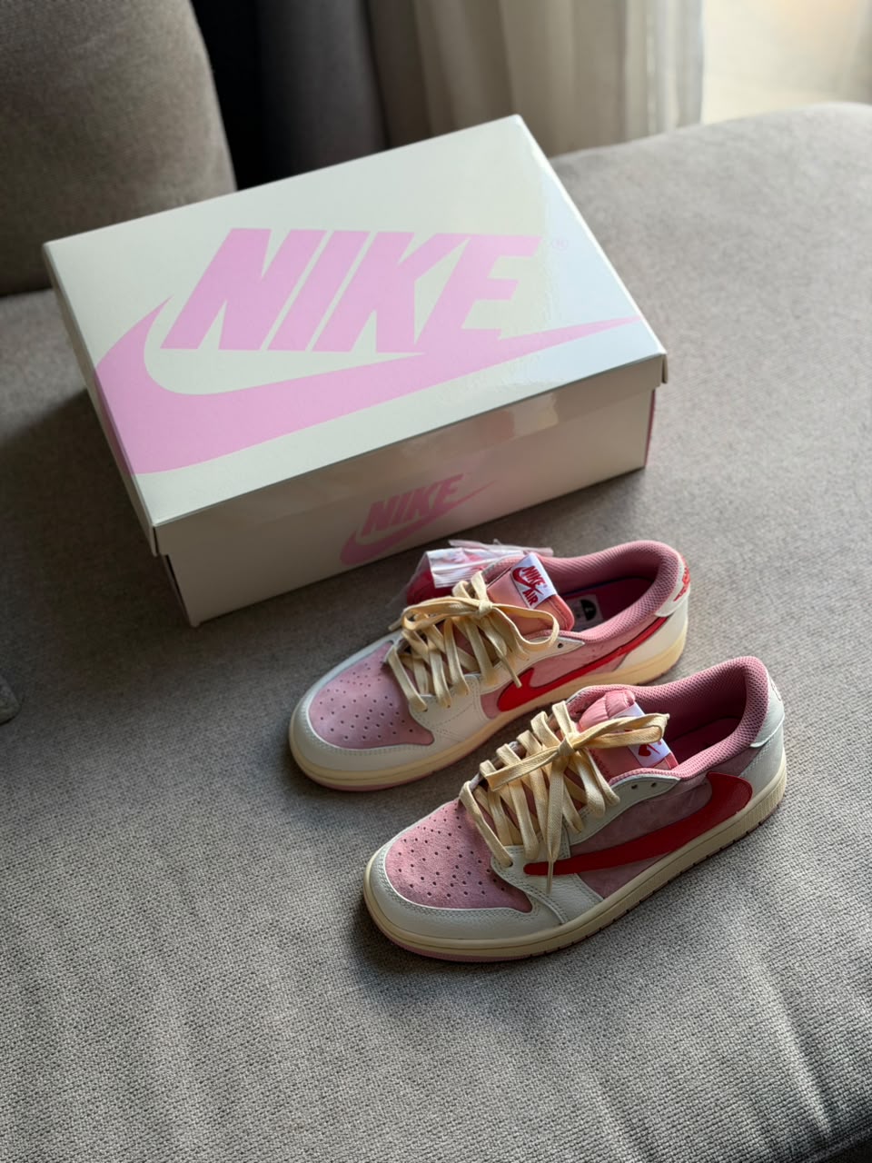 Air Jordan 1 Low x Travis Scott "Tropical Pink"