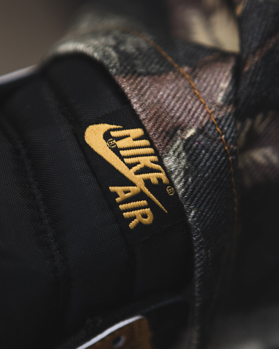 Air Jordan 1 Retro High OG "Black Metallic Gold"