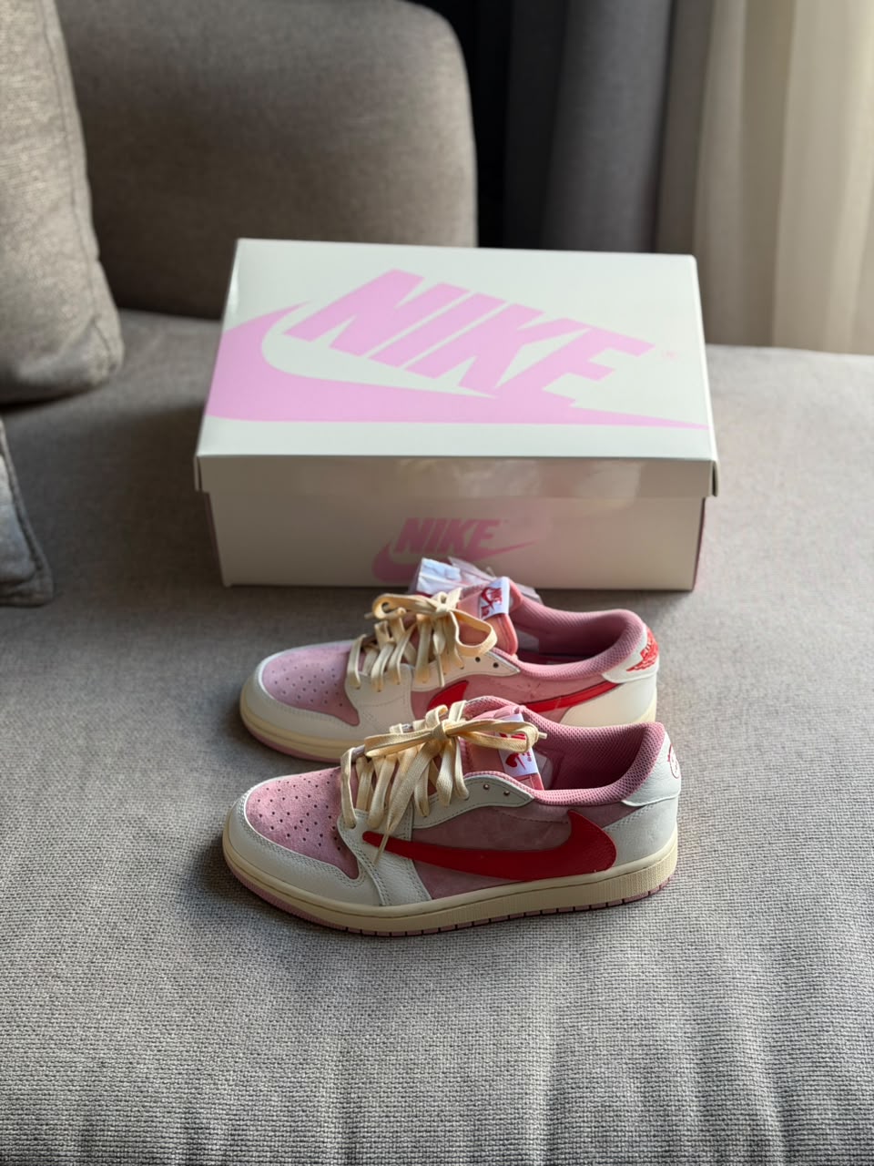 Air Jordan 1 Low x Travis Scott "Tropical Pink"