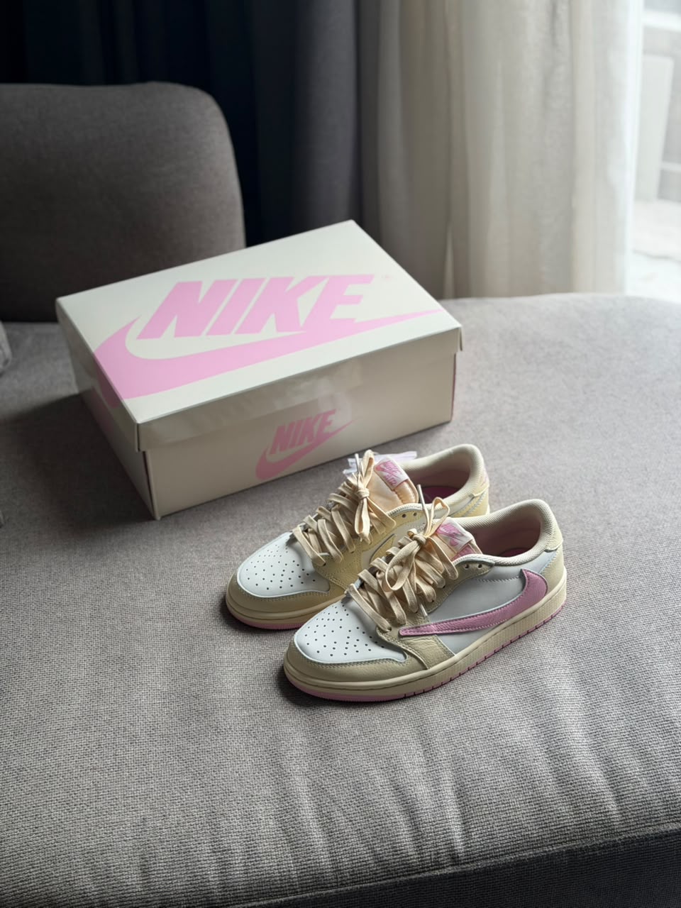 Air Jordan 1 Retro Low OG SP x Travis Scott "Shy Pink"