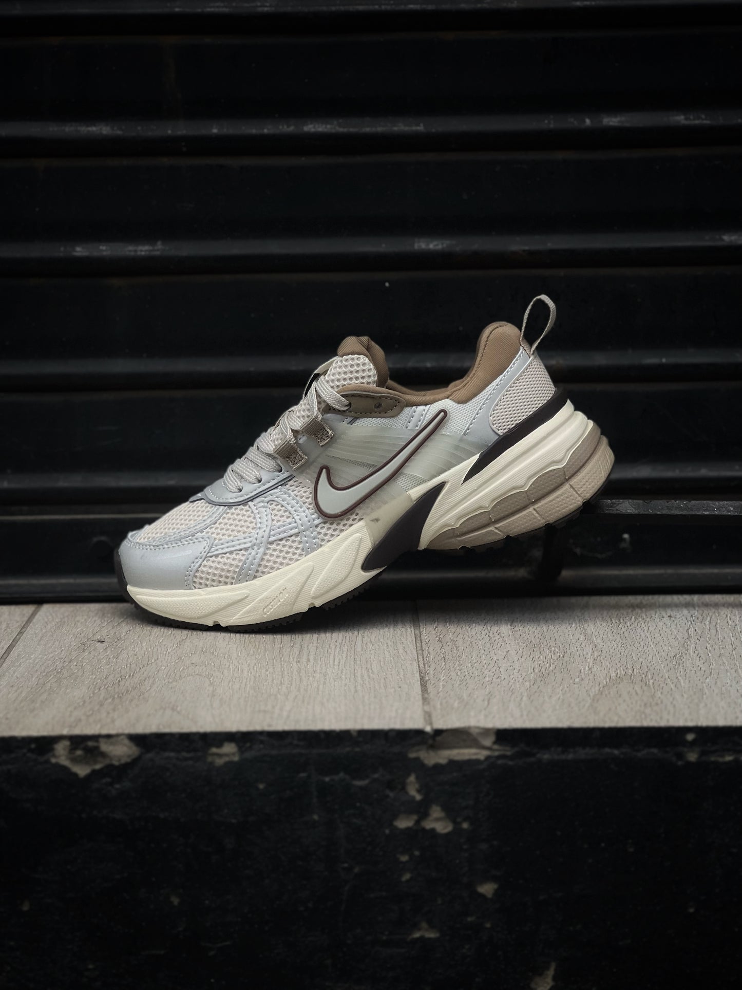 Nike v2k run light orewood brown