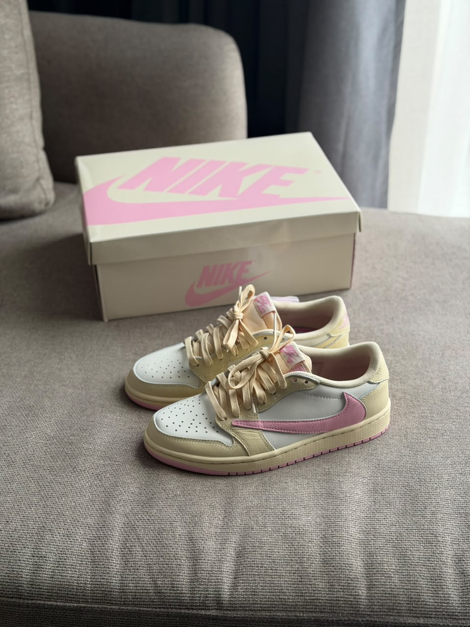 Air Jordan 1 Retro Low OG SP x Travis Scott "Shy Pink"