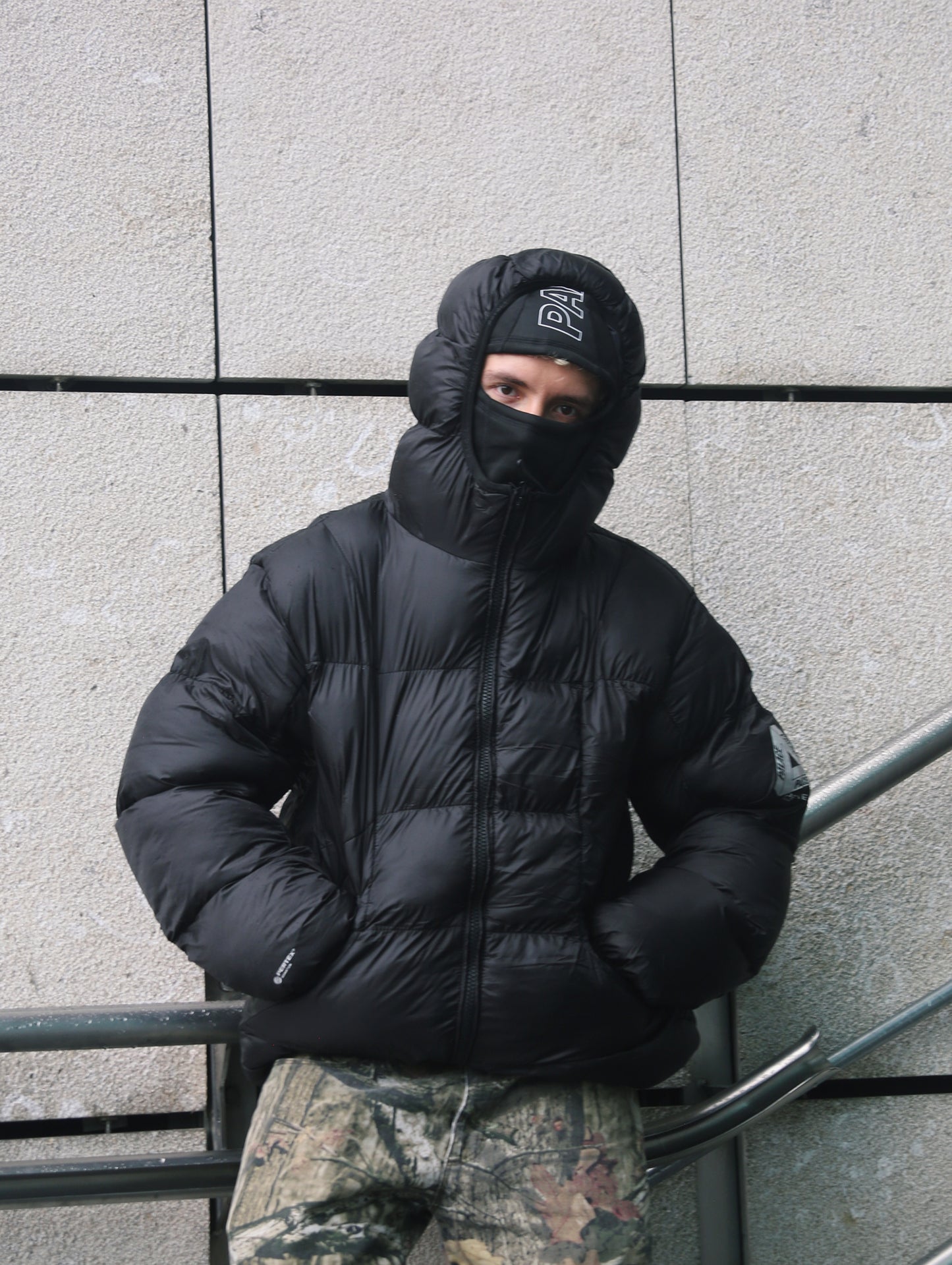 Chaqueta puffer + balaclava