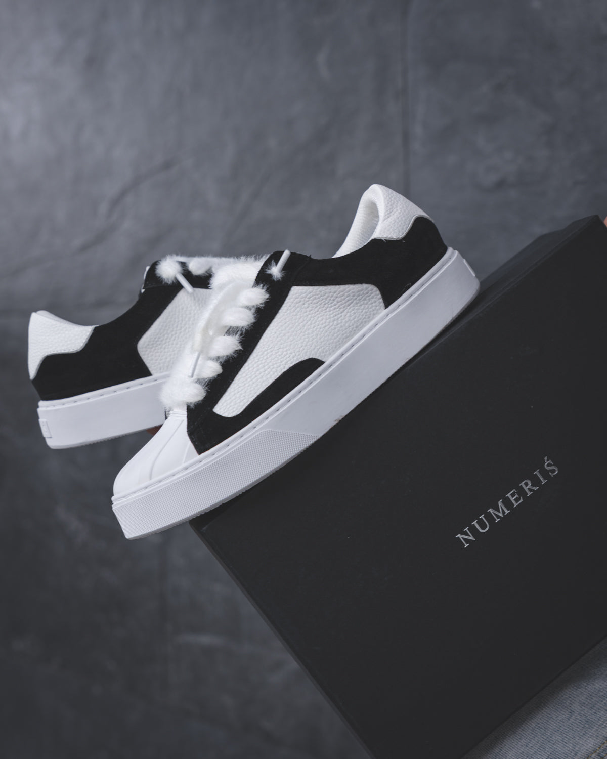 Numeris Eclipse Black/White