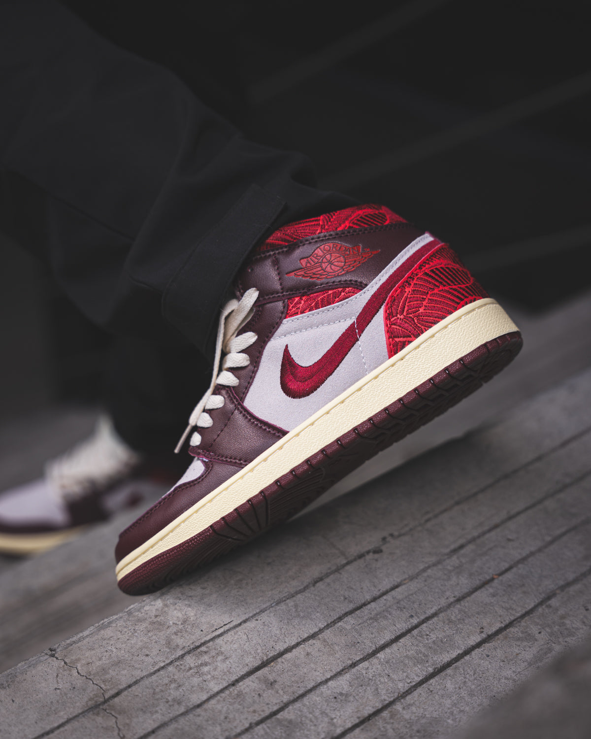 Air Jordan 1 Mid SE "Tiki Leaf"