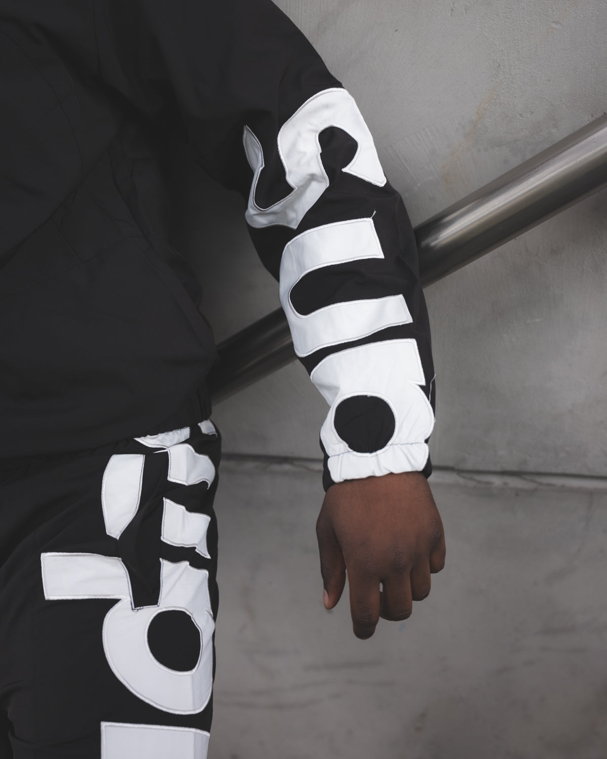 Conjunto Supreme Satin Appliqué Black