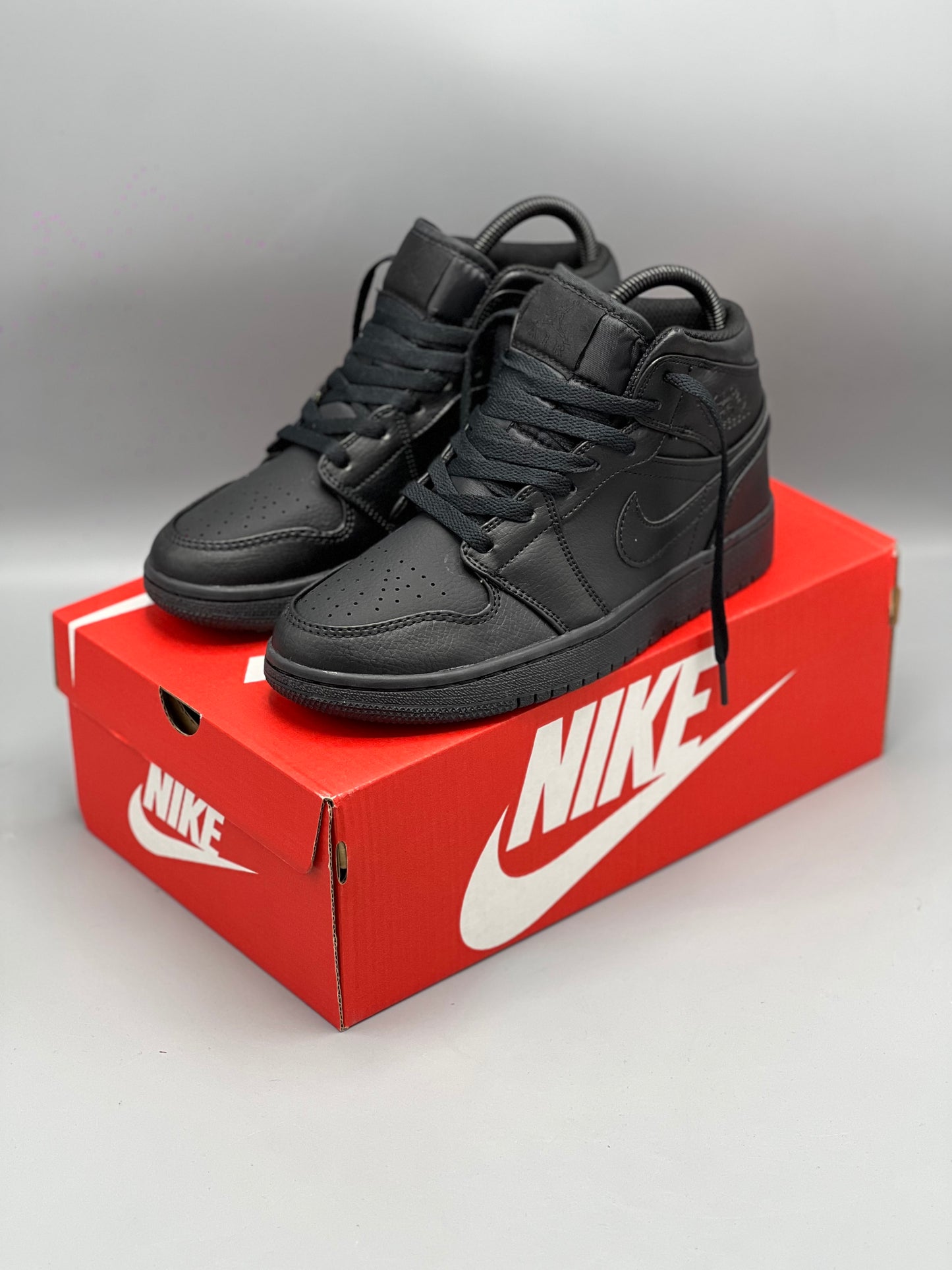 Jordan retro 1 triple black