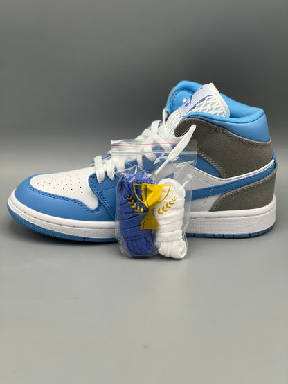 JORDAN 1 MID UNIVERSITY AZUL GRIS - The Edit LDN