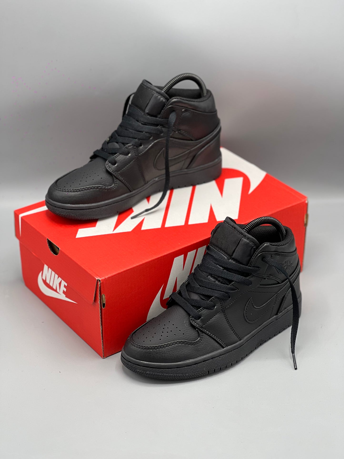 Jordan retro 1 triple black