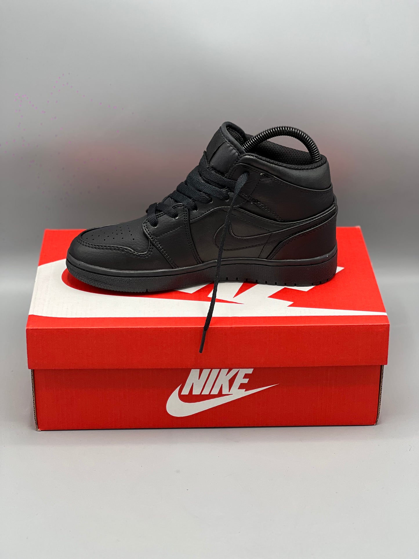 Jordan retro 1 triple black