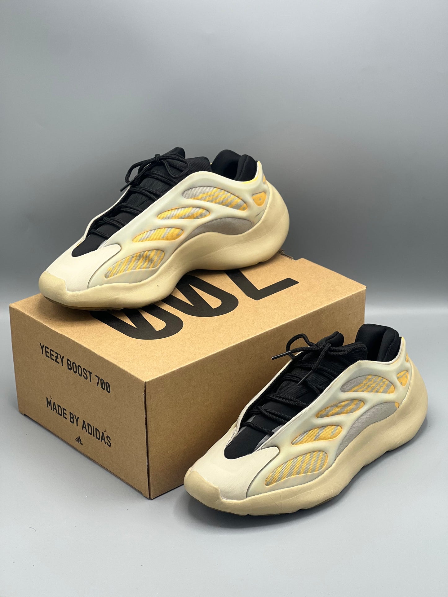 Adidas oro yeezy 700 sales